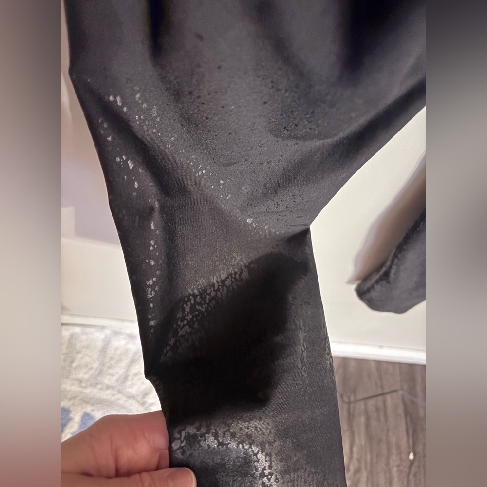 Beyond Yoga Leggings 
ALLOY OMBRE Midi – Black Foil Speckle - Picture 12 of 12